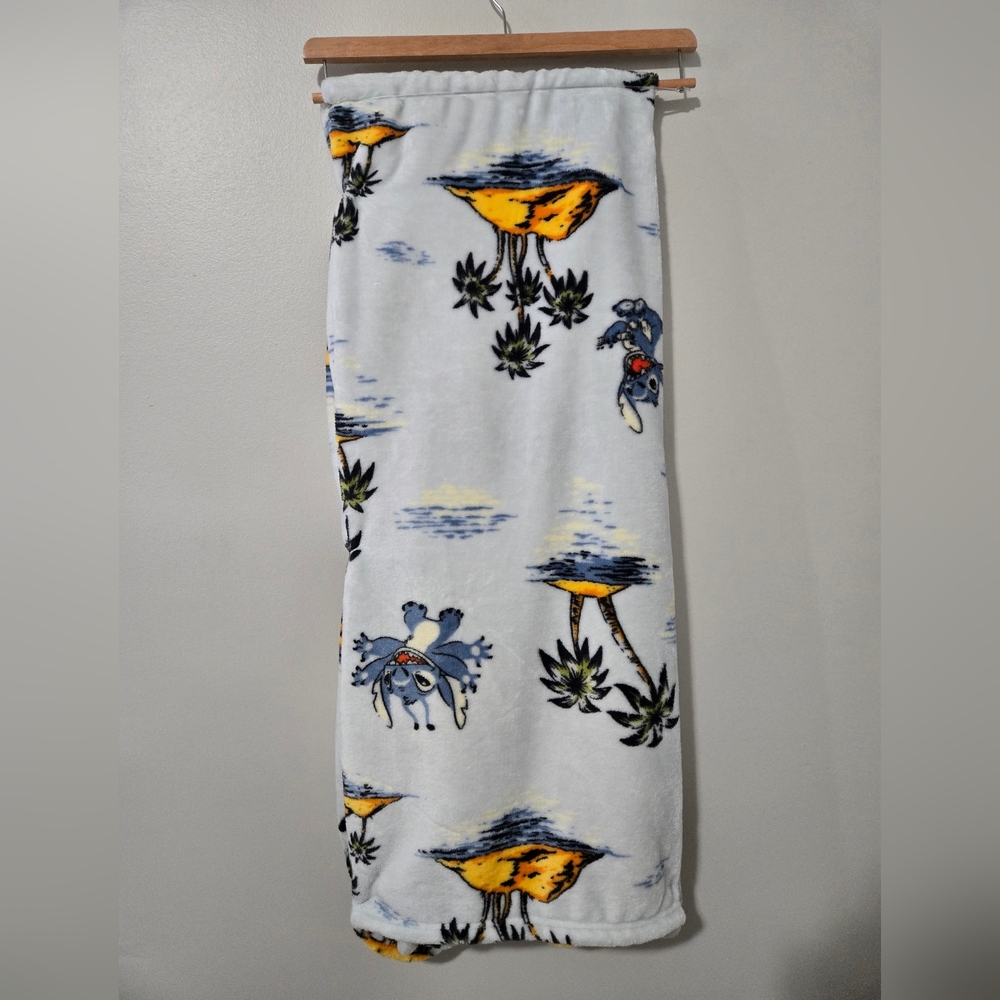 NWT Disney Stitch with Palm Tree Design Throw Blanket, Hawaii - Picture 5 of 6
